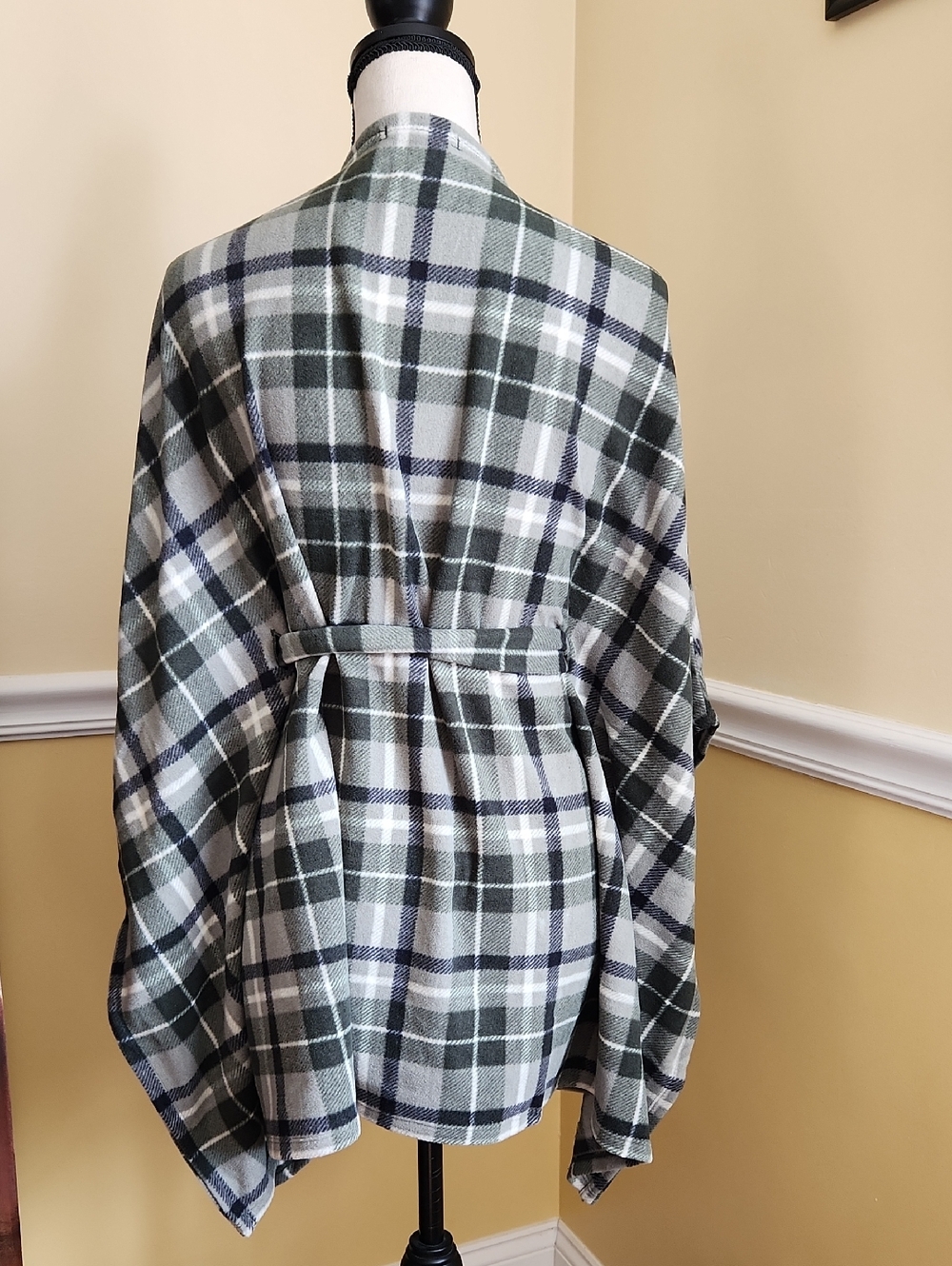 Cuddl Duds Fleece With Stretch Belted Blanket Wrap Size Small NWT - Picture 2 of 9